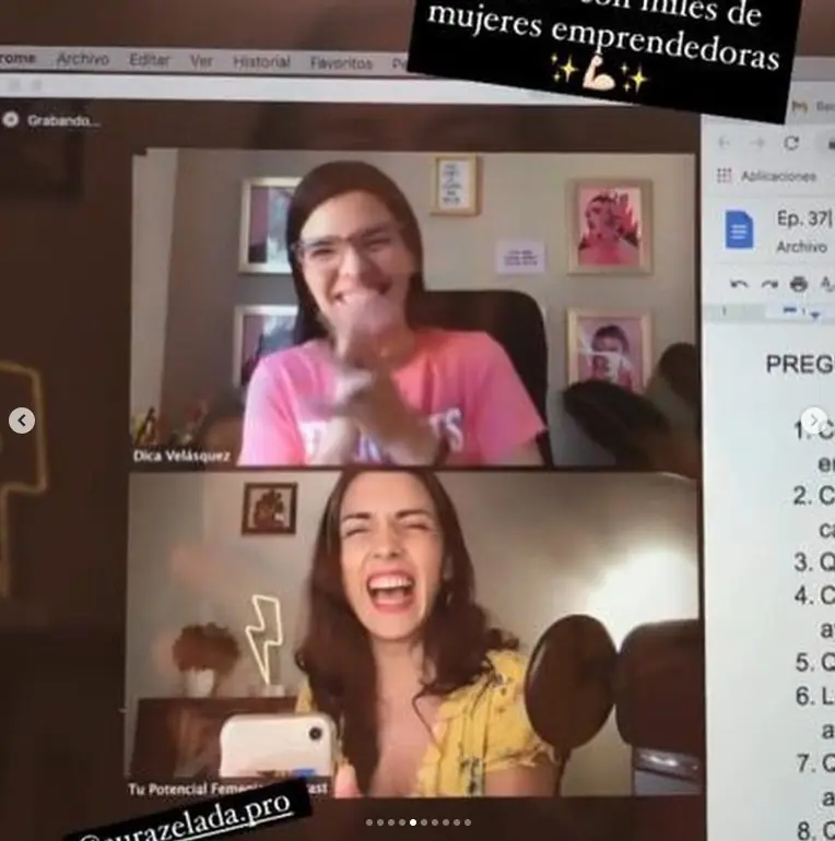 Aura se ríe a carcajadas durante una entrevista por videollamada con Dica Velázquez