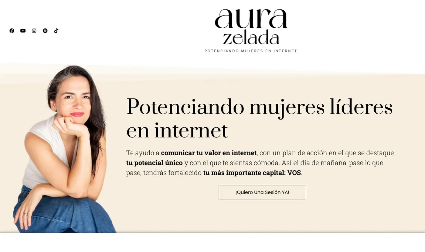 Captura de la web de Aura Zelada con el título «Potenciando mujeres líderes en internet»