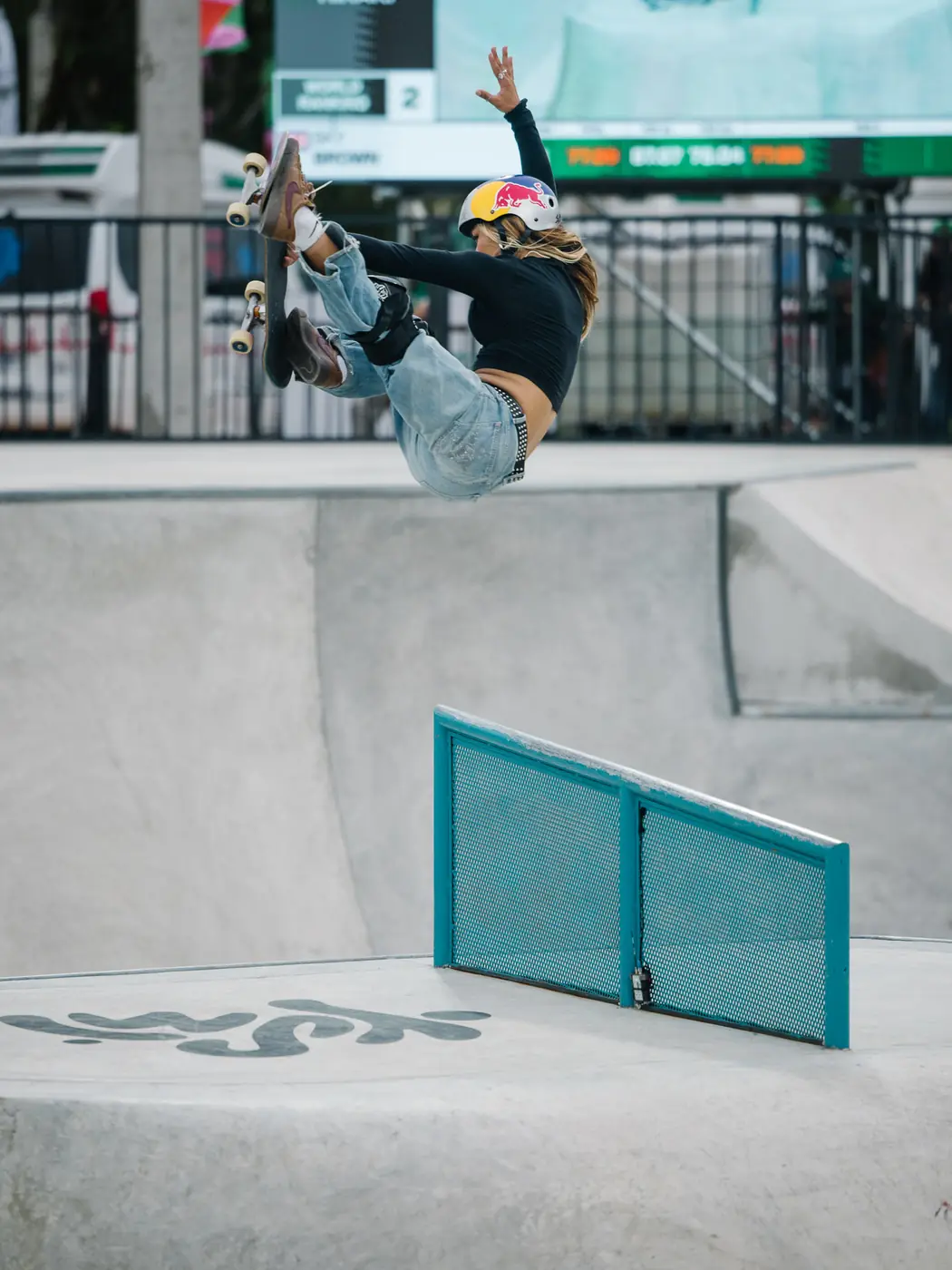 Sky Brown patinando en la final de park