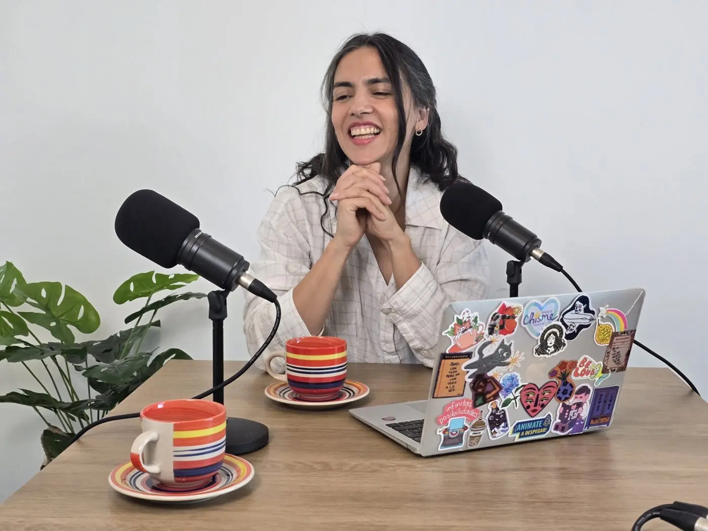 Aura riendo frente al micrófono en Gánica Estudio