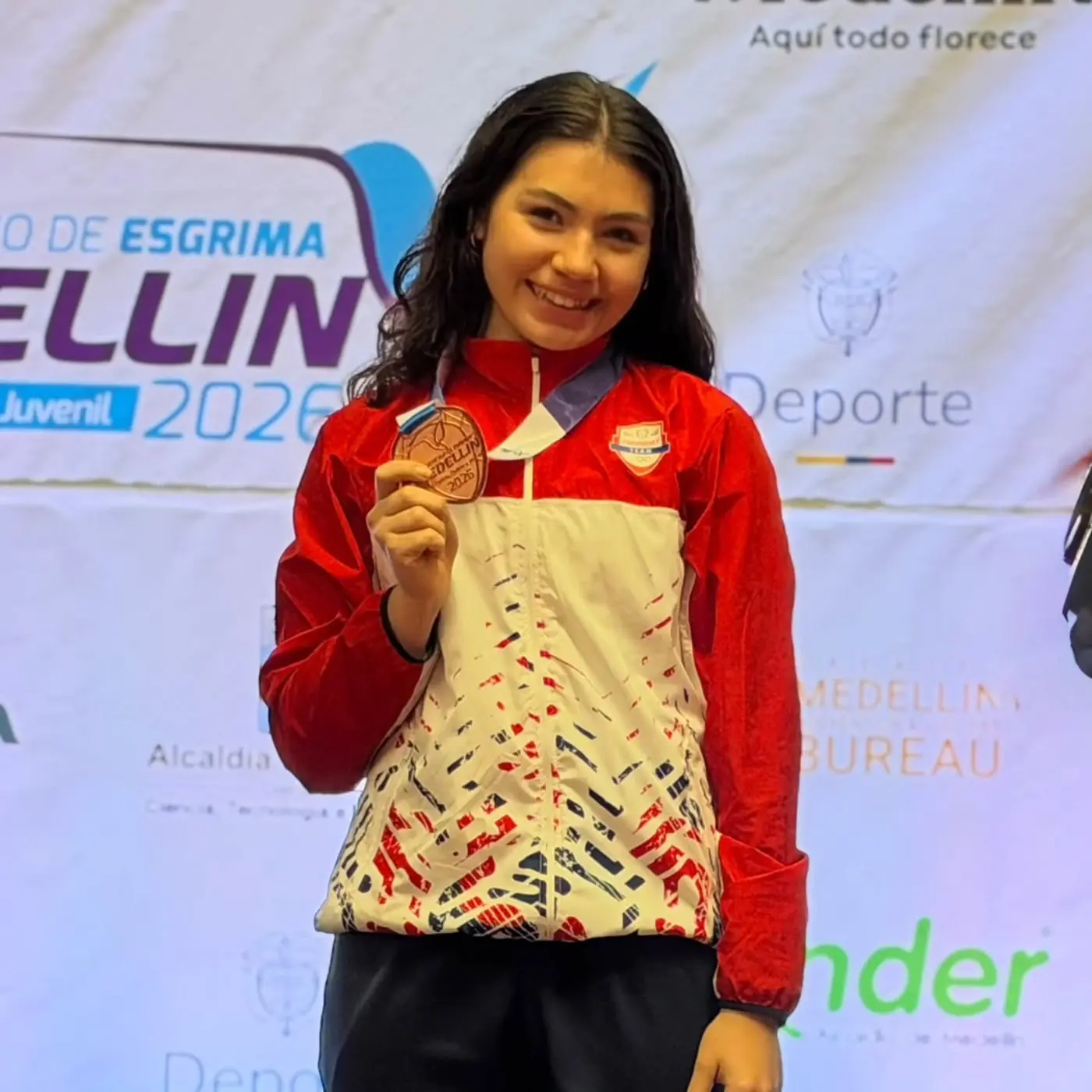 Lía Lombardo sonríe y muestra su medalla de bronce