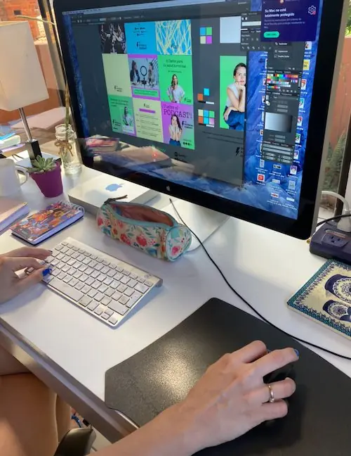 Aura trabaja en una computadora con un diseño abierto en pantalla