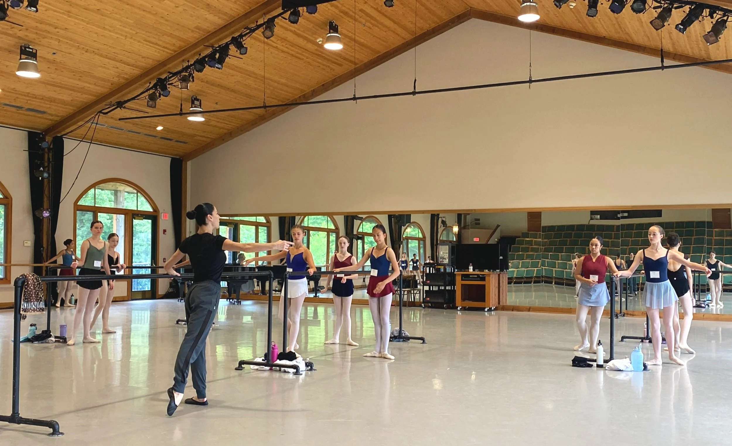 Paloma Herrera dando clase de ballet en un estudio